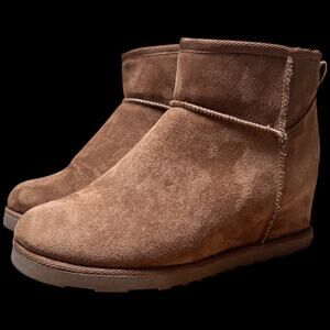 CUSHIONAIRE Kenzie W 8.5 Suede Tan Platform Booties Hidden Wedge Extra Height